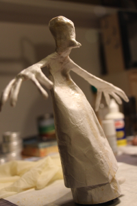 Skulpturen aus Papier, Baubwollgarn und Lack