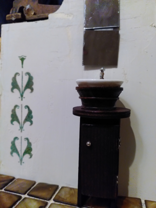 Probesetting für den Sturmgrünen Waschraum, ein Stück Wand, Spiegel, ein Waschtisch