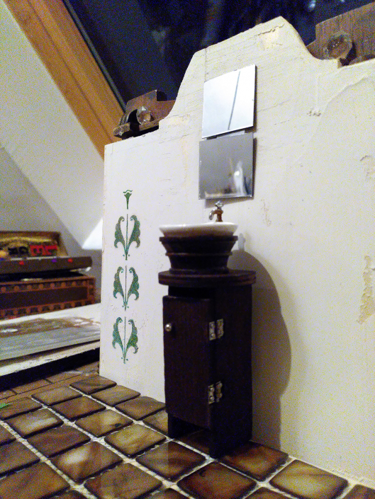 Probesetting für den Sturmgrünen Waschraum, ein Stück Wand, Spiegel, ein Waschtisch