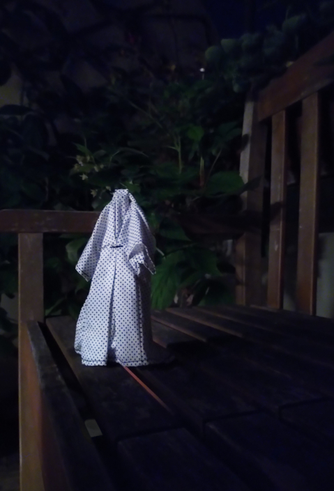 Einer der beiden Morgenmäntel: Weiß mit schwarzen Pünktchen, freistehend