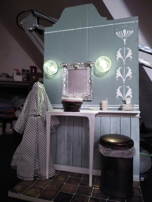 Sturmgrüner Waschraum aufgebaut wie eine Filmszene