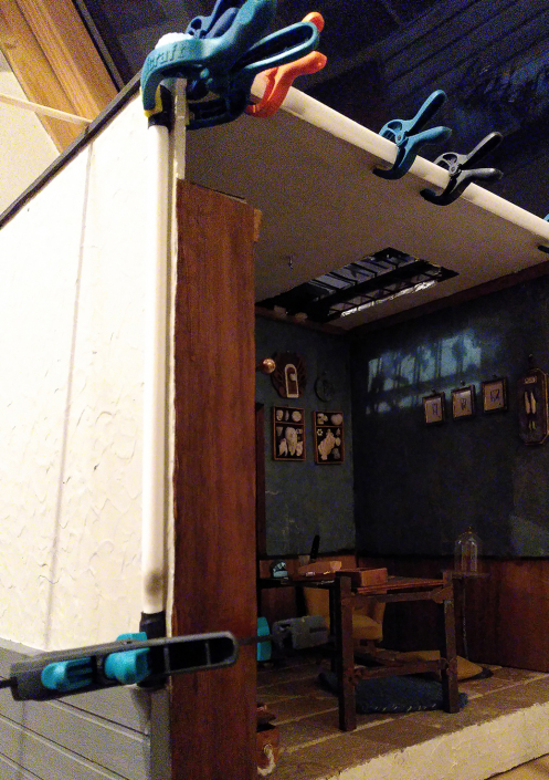 Regenrinne, Studio des Bildhauers für Zähne Studio des Bildhauers für Zähne, Arbeit an der Regenrinne