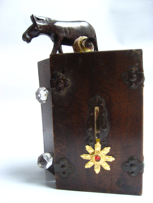 Mixed-Media-Objekt: Holzkästchen mit Foto, Pferdefigur, getrockneten Blüten, Bleilettern und anderen Fundstücken, geschlossen