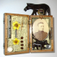 Mixed-Media-Objekt: Holzkästchen mit Foto, Pferdefigur, getrockneten Blüten, Bleilettern und anderen Fundstücken, geöffnet