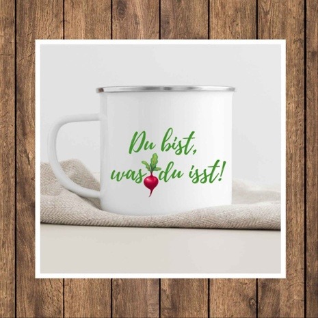 Tasse aus weißen Emaille bedruckt mit dem Satz "Du bist was du isst" und einem Radieschen