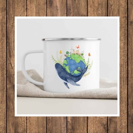 Tasse aus weißen Emaille bedruckt mit einer Illustration eines Wals, der die Welt trägt