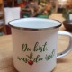 Tasse aus weißen Emaille bedruckt mit dem Satz "Du bist was du isst" und einem Radieschen
