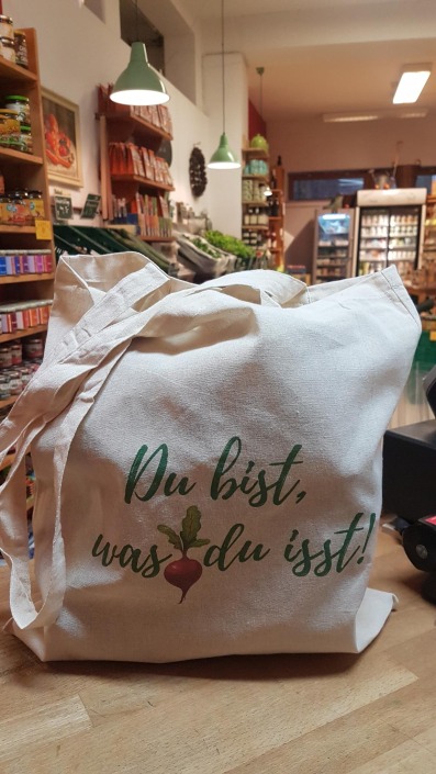 Jutebeutel bedruckt mit dem Satz "Du bist was du isst" und einem Radieschen