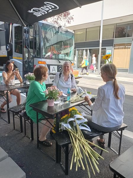 Gutes Miteinander-Aktion: Drei am Tisch